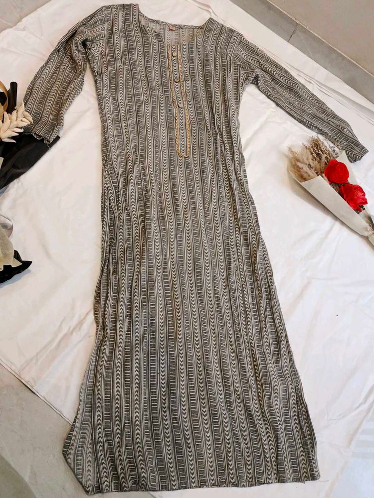 Elegant Striped Kurta with Delicate Neckline