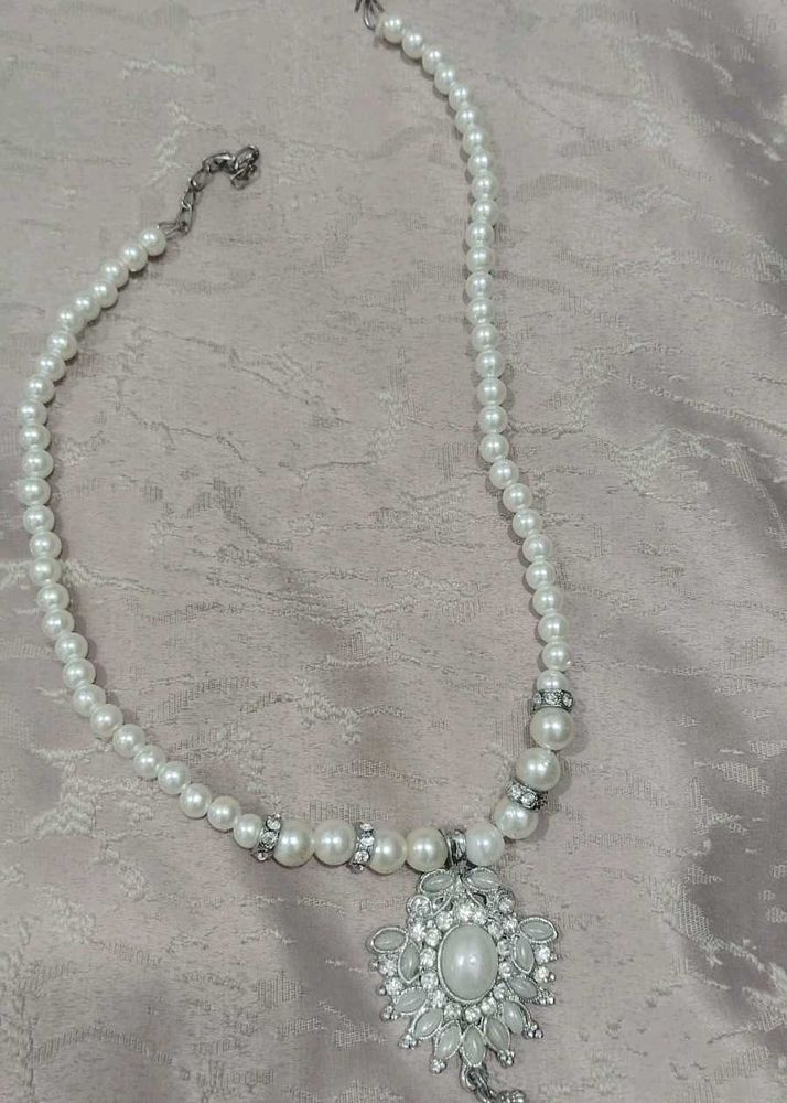 Elegant Pearl Pendant Necklace