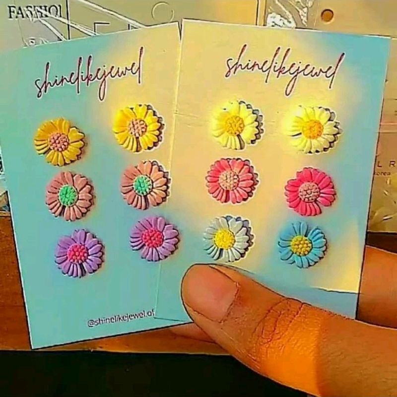 2 Mini Daisy Studs Card
