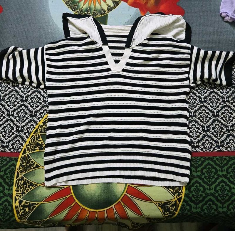 Striped V long -Neck Knit Top