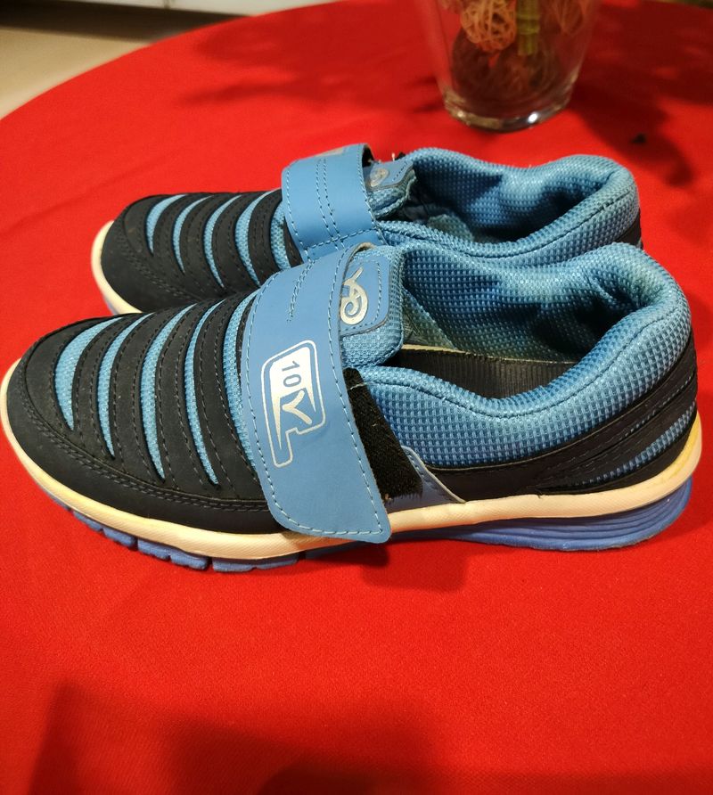 Walking Shoes/Sneakers In Blue With Velcro Strap