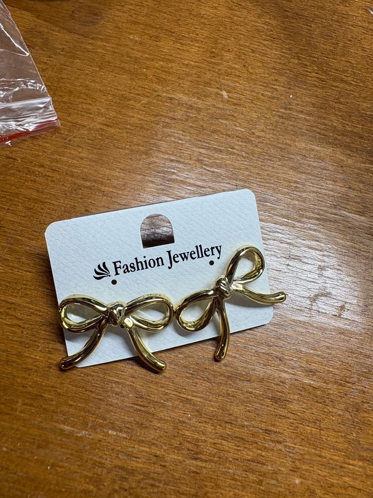Chic Gold Bow Earrings