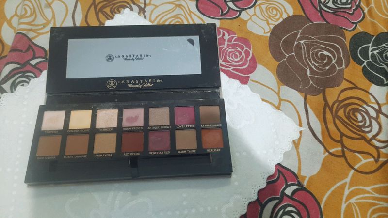 Modern Renaissance eyeshadow pallete