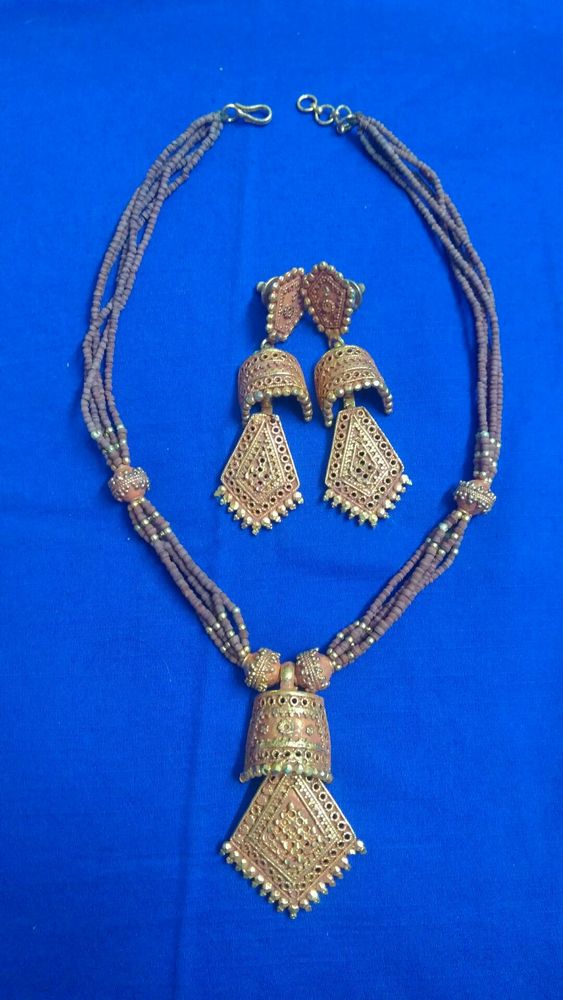 Necklace with a dull gold finish