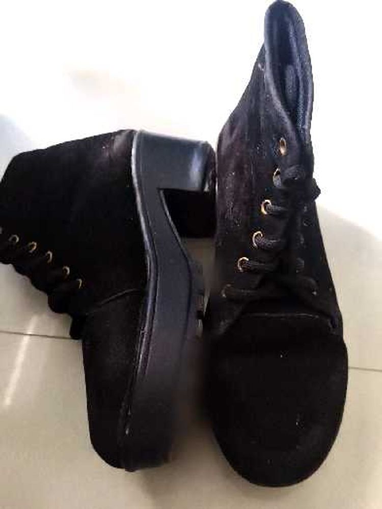 Black Chunky  heel  Boots  snow and   pahado wali