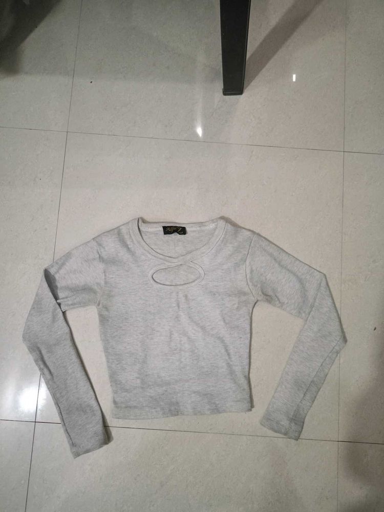 Greyish off-white ripped lines full sleeves crop t