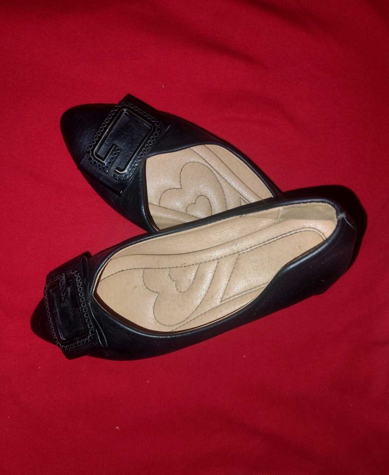 Chic Black Ballet Flats with Buckle Accent
