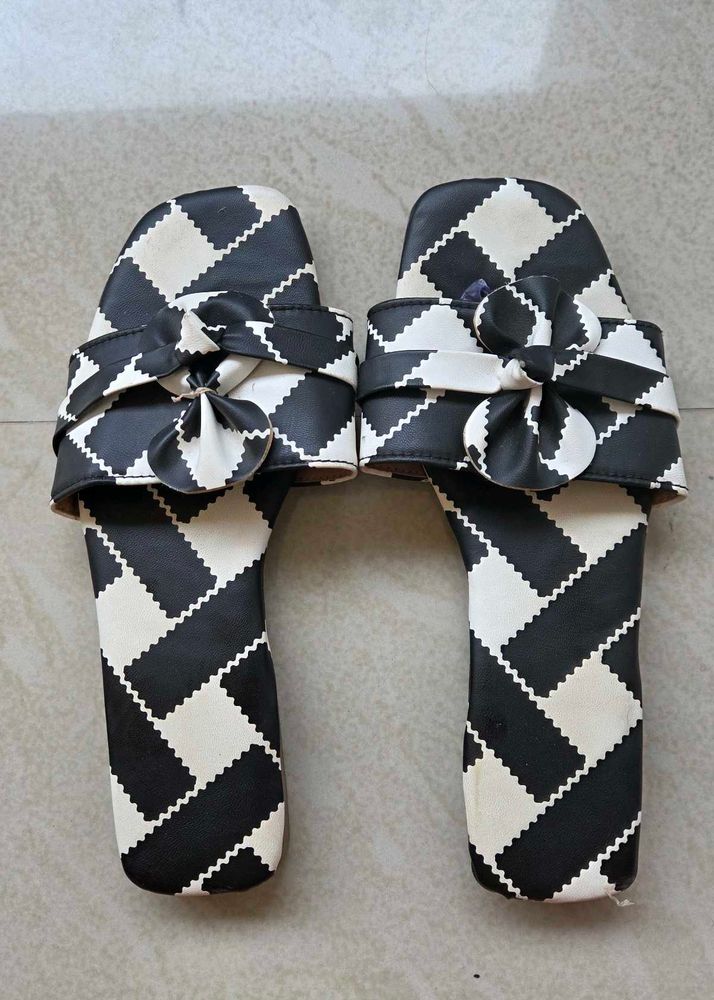 Chic Black &amp; White Slides