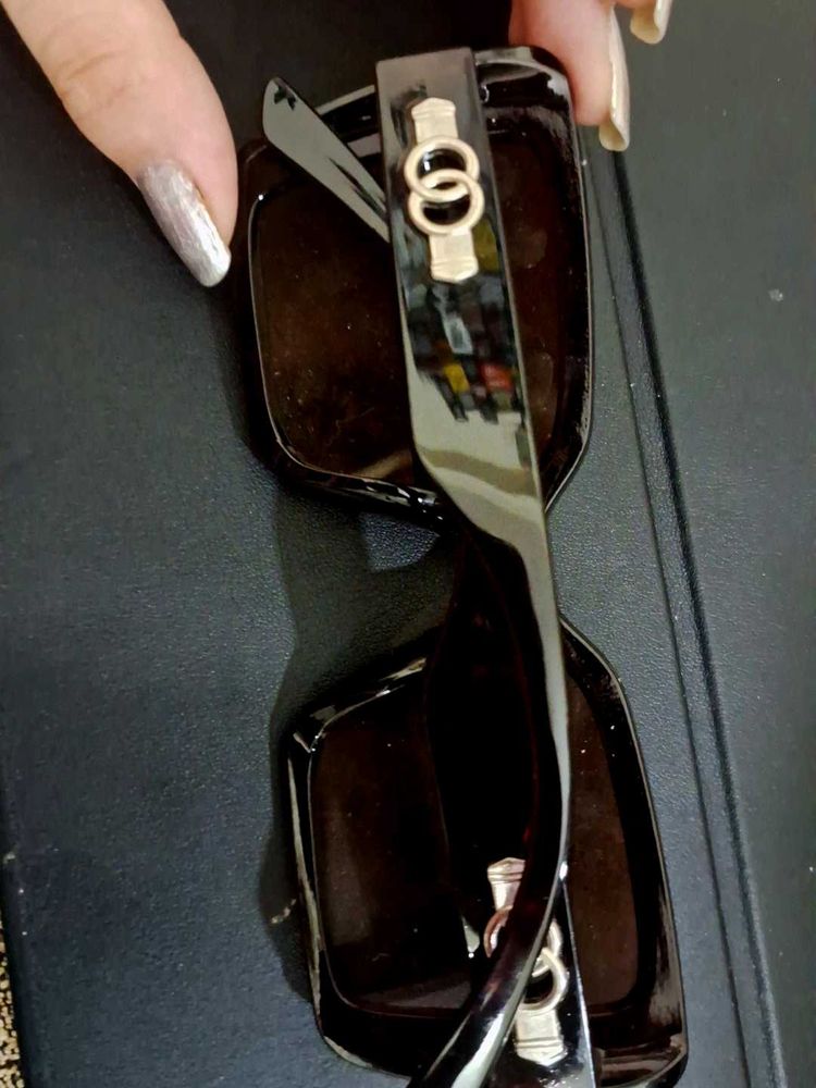 Chic Black Sunglasses with Gold Accent