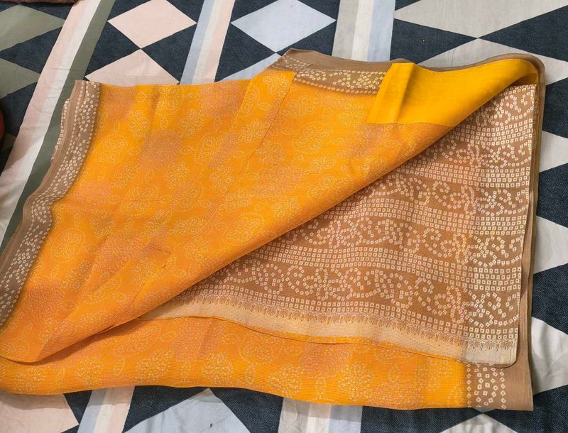 Freebies❤️&amp;  Elegant Yellow Patterned Saree