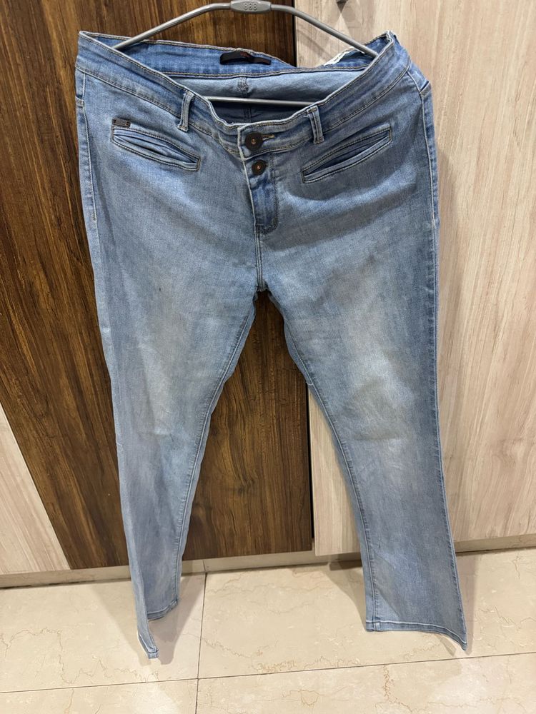 Stylish Light Wash Jeans