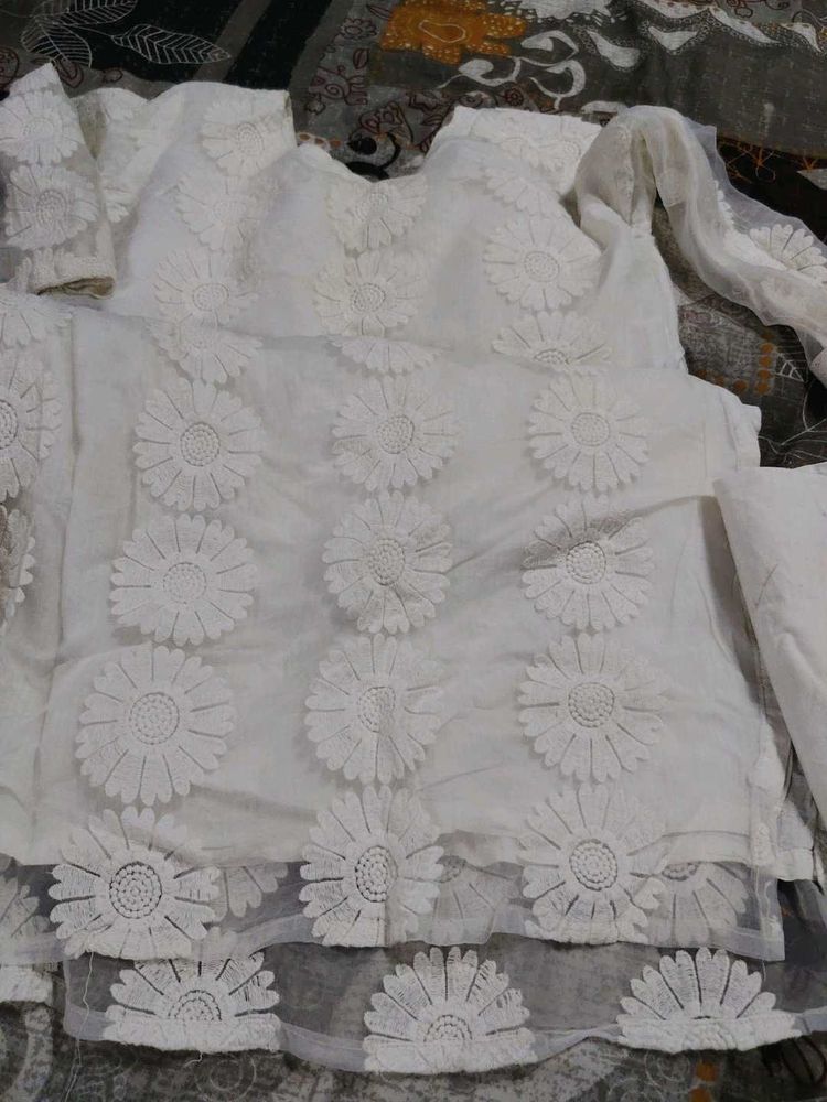 Elegant White Kurta Set with Floral Embroidery