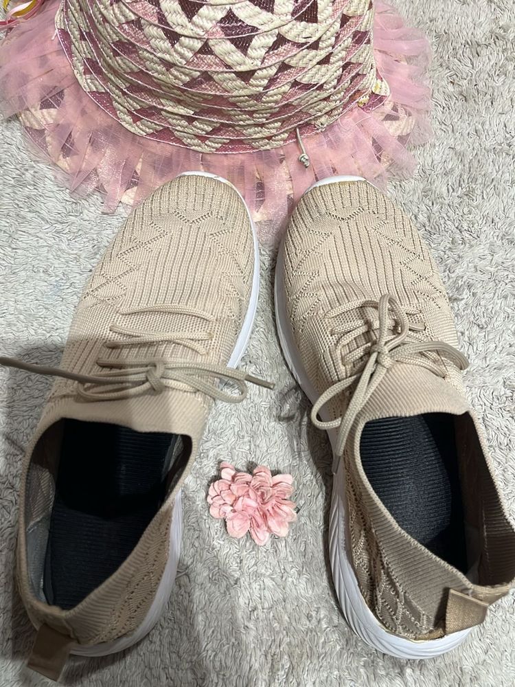 Like New TRASE Casual Sneakers 👟👌