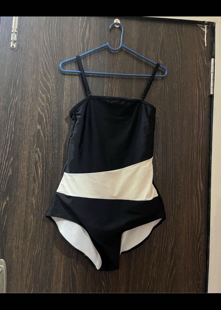 Stylish Black &amp; White One-Piece Swimsuit