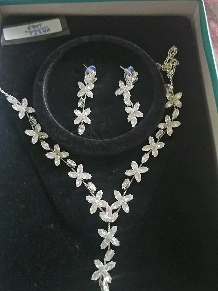 Sparkling Flowe ad Necklace &amp; Earring Set