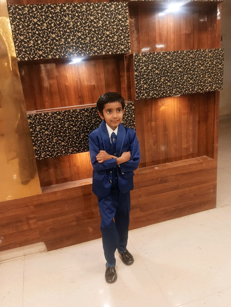Royal Blue coat pent set. It's 5 piece set. Coat Pent Jacket Shirt And Tie. Fit In 4-6 Year Boy.