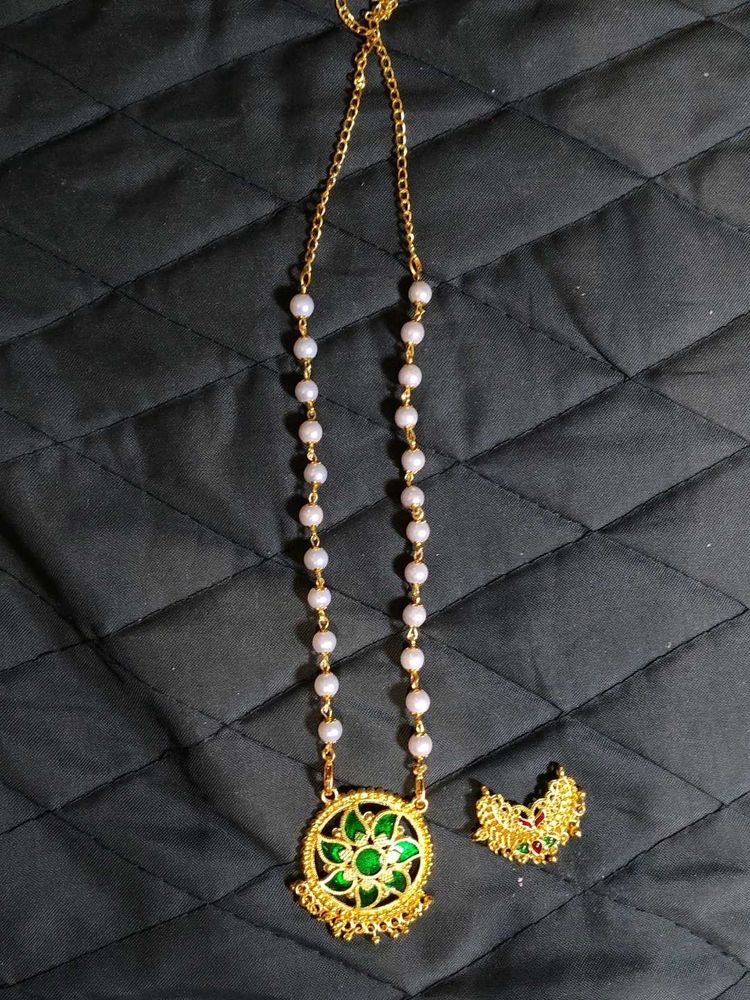 Elegant Gold Necklace with Green Pendant