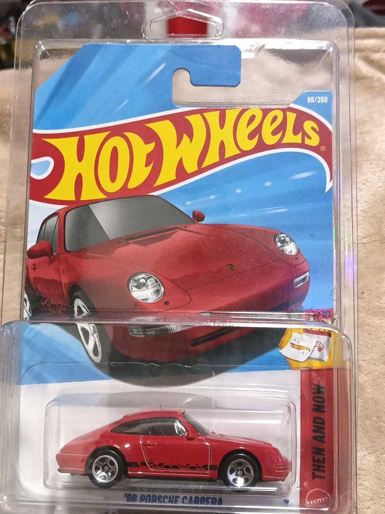 Hot Wheels 98 Porsche Carrera with free case in mi