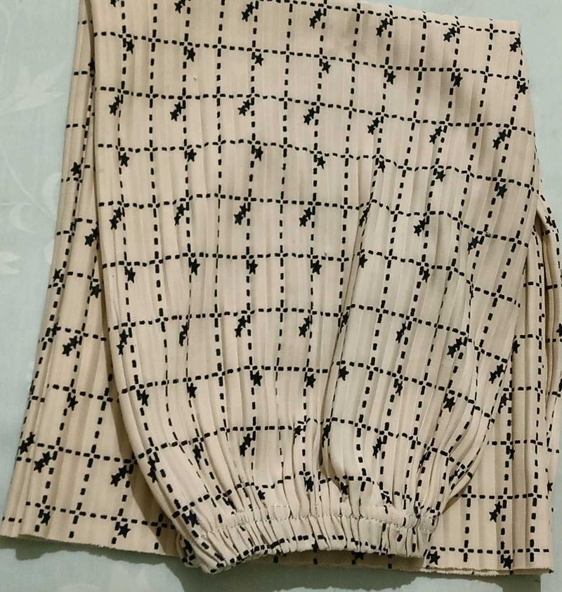 Pleated Star Print Pants with elegant top