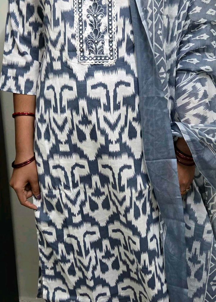 Elegant Blue &amp; White Ikat Print Kurta Set