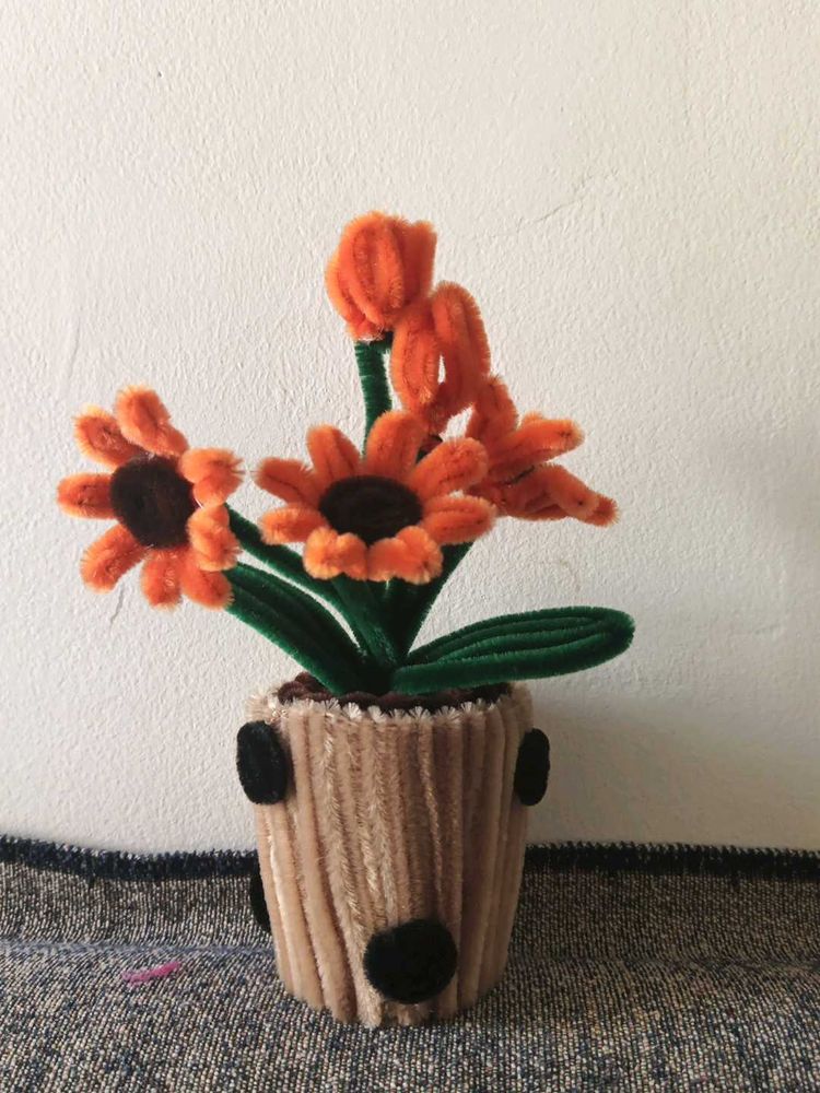 DIY Pipe Cleaner Flower Pot Decor