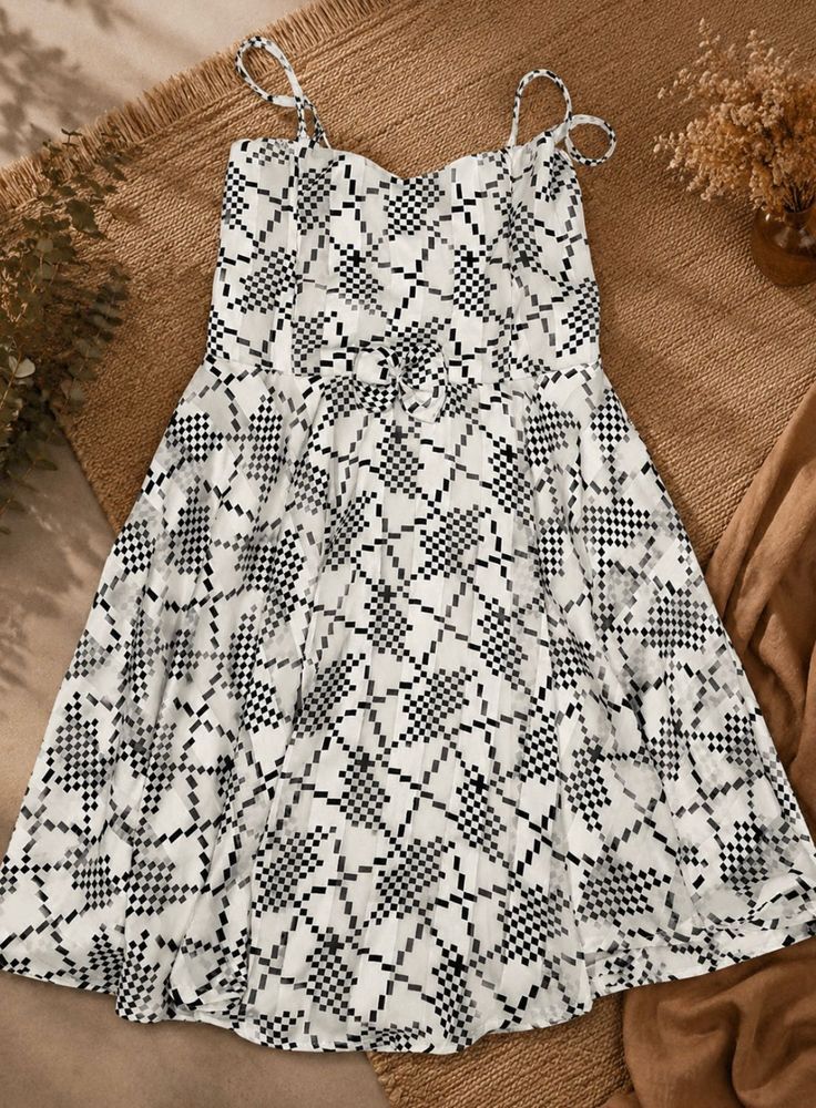 Chic Black &amp; White Geometric Print Dress