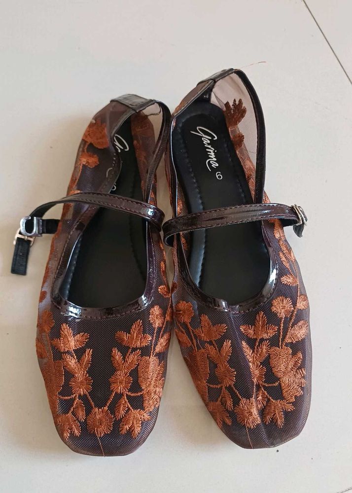 Chic Embroidered Mesh Ballet Flats