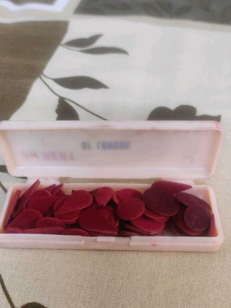 Red Marun Tikkas (bindi)