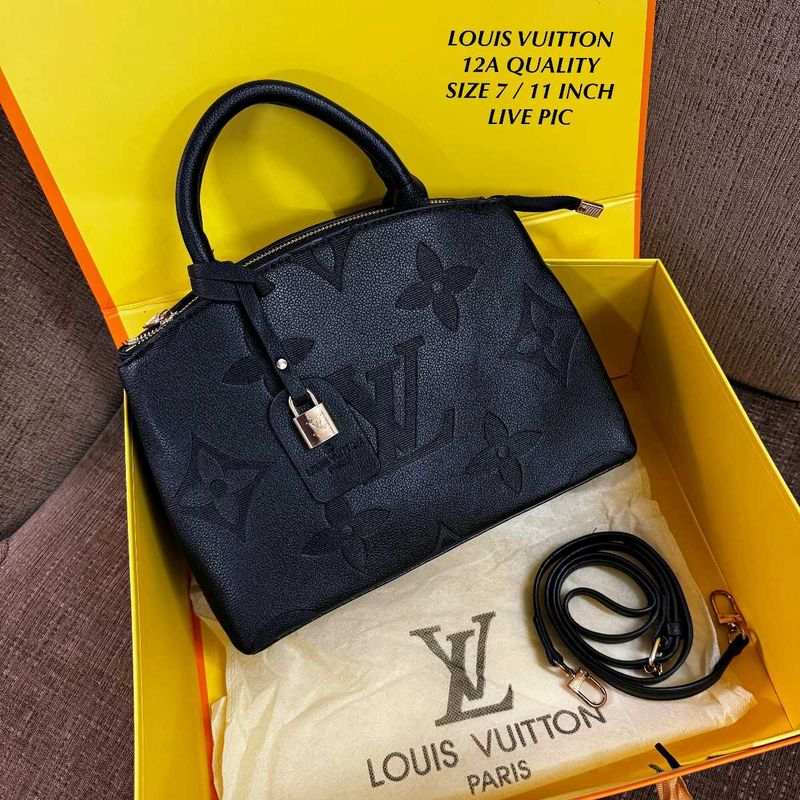 Louis Vuitton Petit Palais handbag in black Monogr