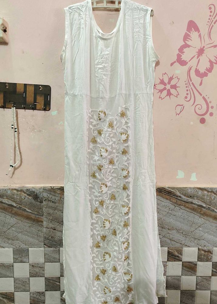 Elegant White Kurta with Floral Embroidery