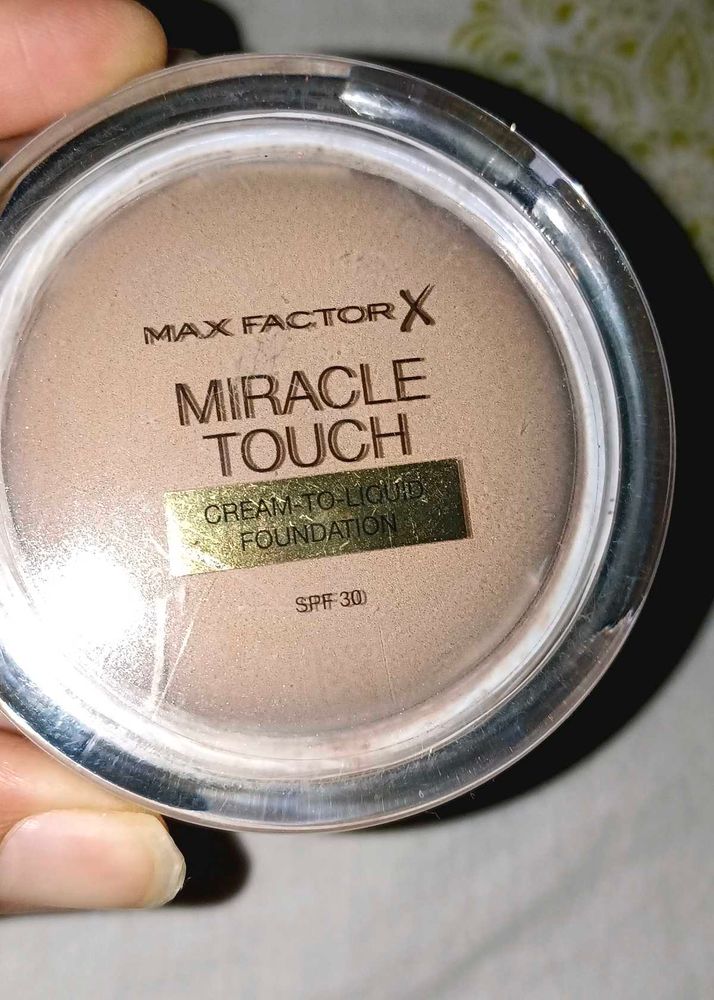 Max Factor Miracle Touch Foundation golden b