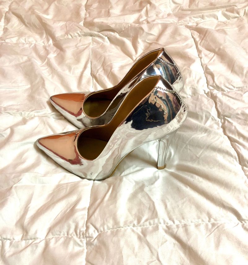 Metallic pump heels, y2k, aesthetic