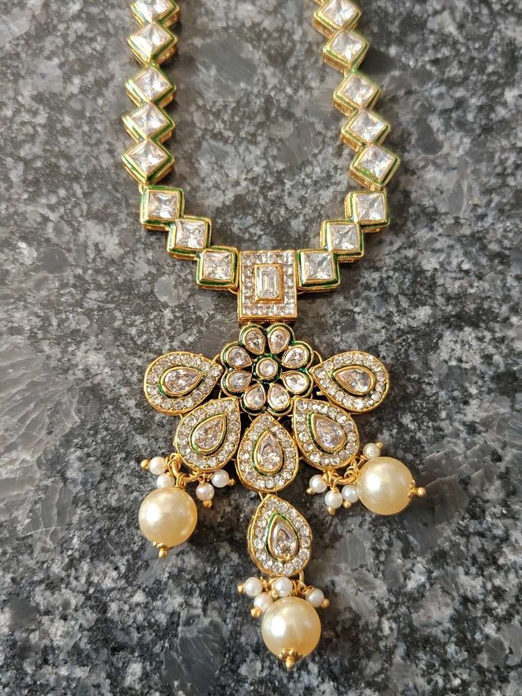 Long jewellery with earings