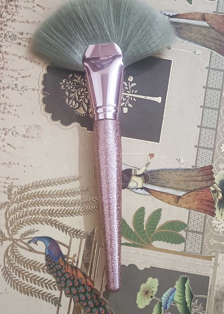 Sparkly Fan Makeup Brush Combo