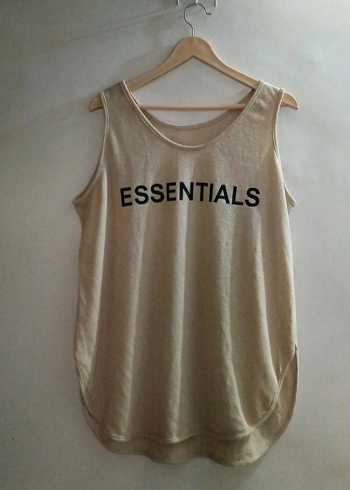 ESSENTIALS SLEEVELESS TANK TOP.