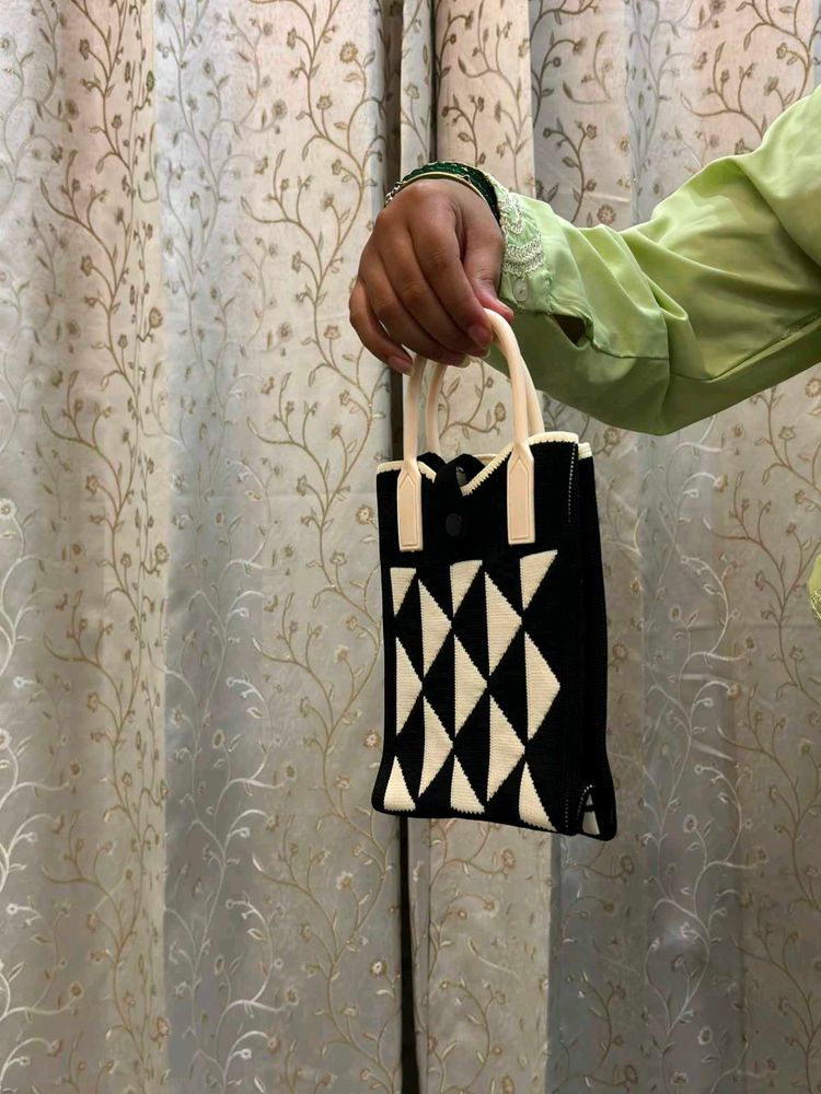 Chic Black &amp; White Geometric Handbag