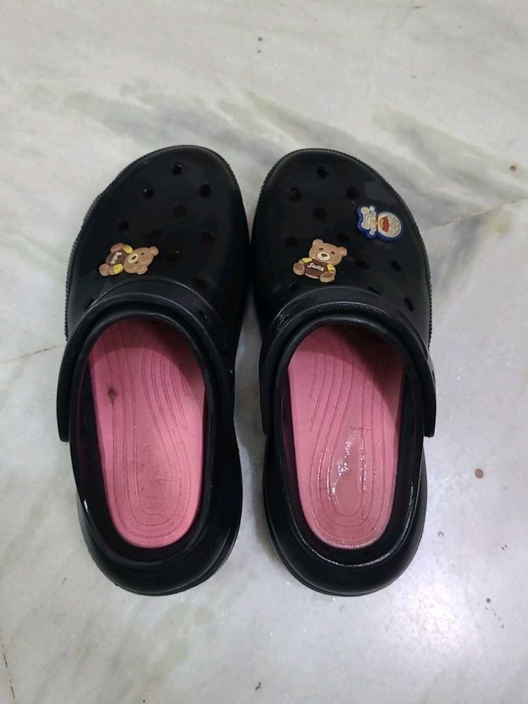 black pink crocs
