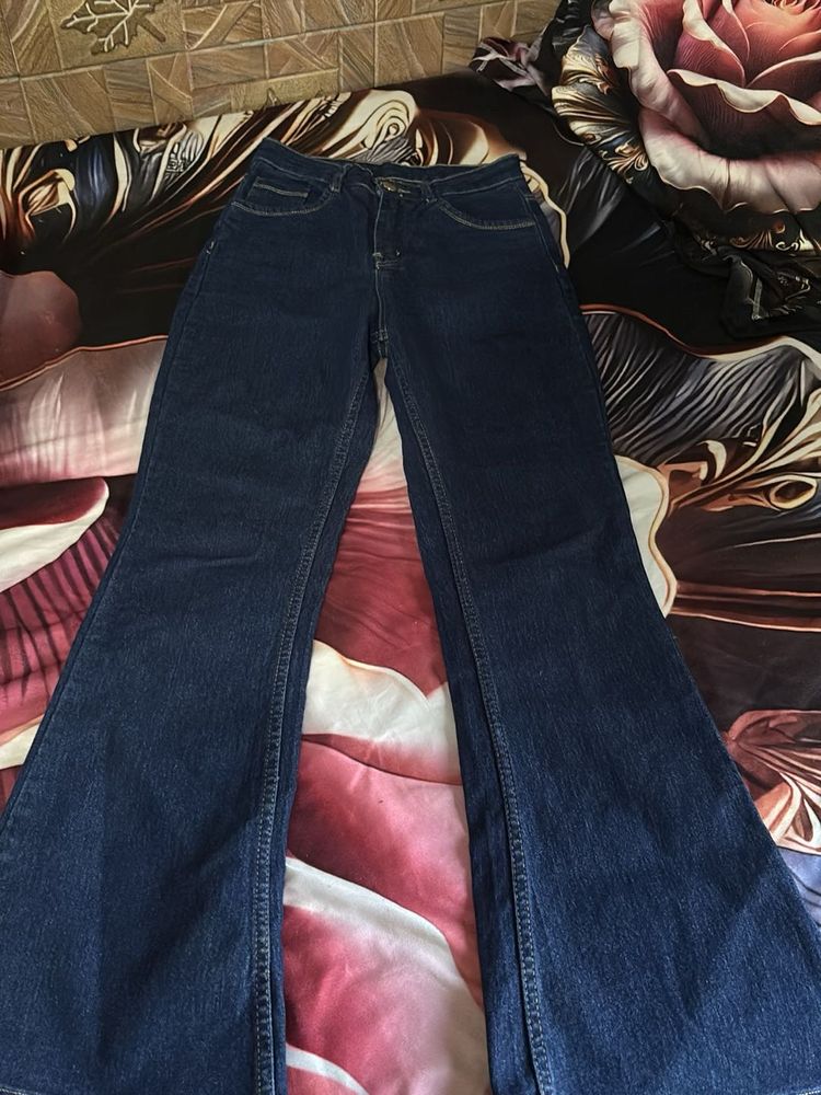 a beautiful dark blue bootcut Jeans 👖