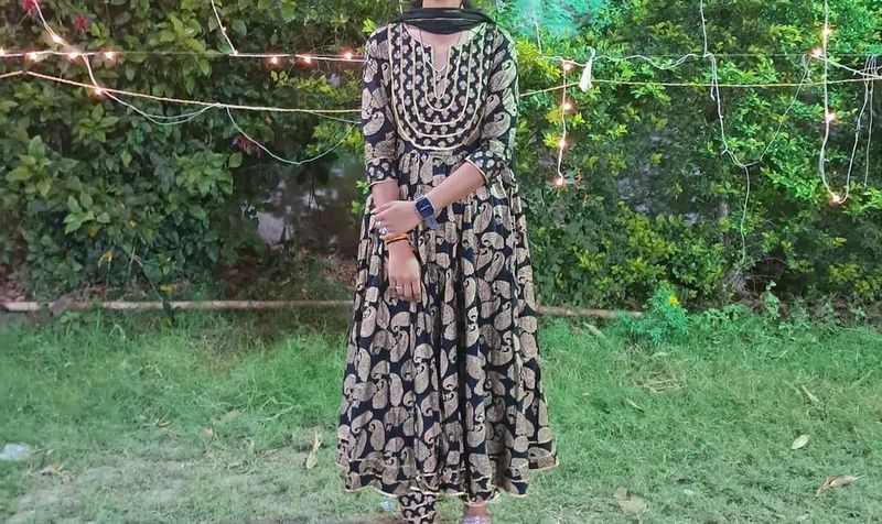 Elegant Paisley Print Kurta Set