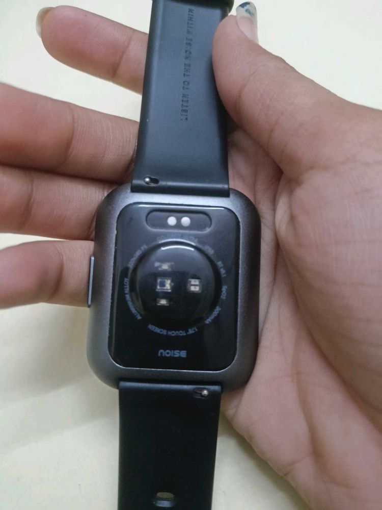 Noise Smartwatch - Black