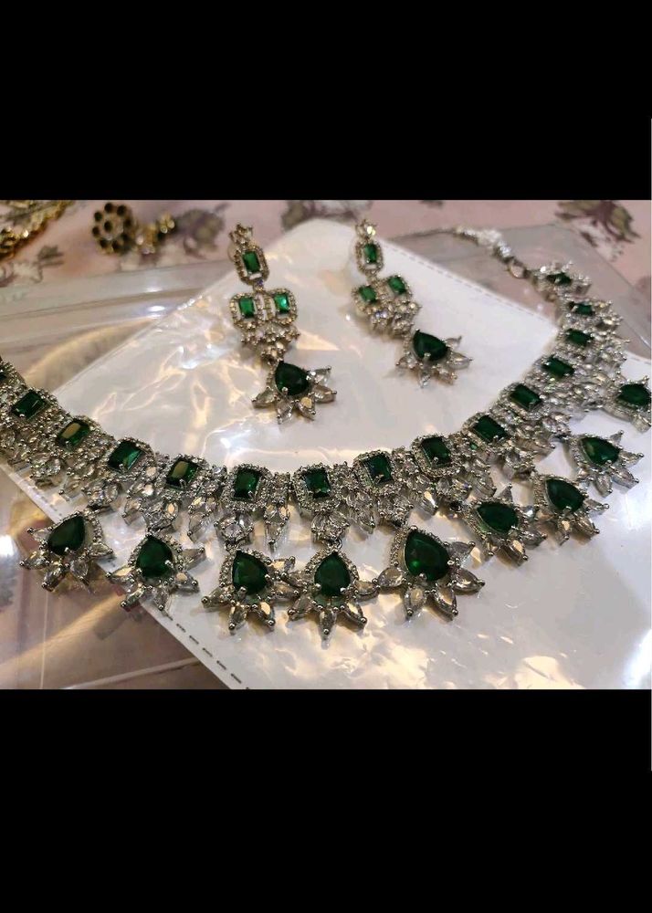 Stunning Emerald &amp; Diamond Necklace Set