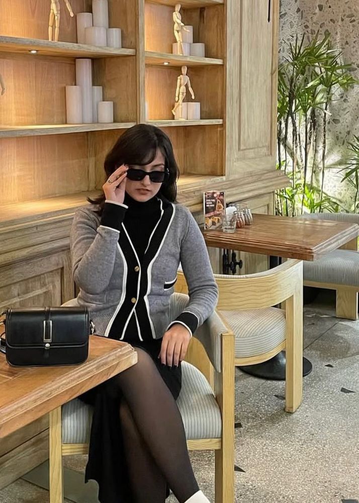 Chic grey cardigan with contrast trim 🤍