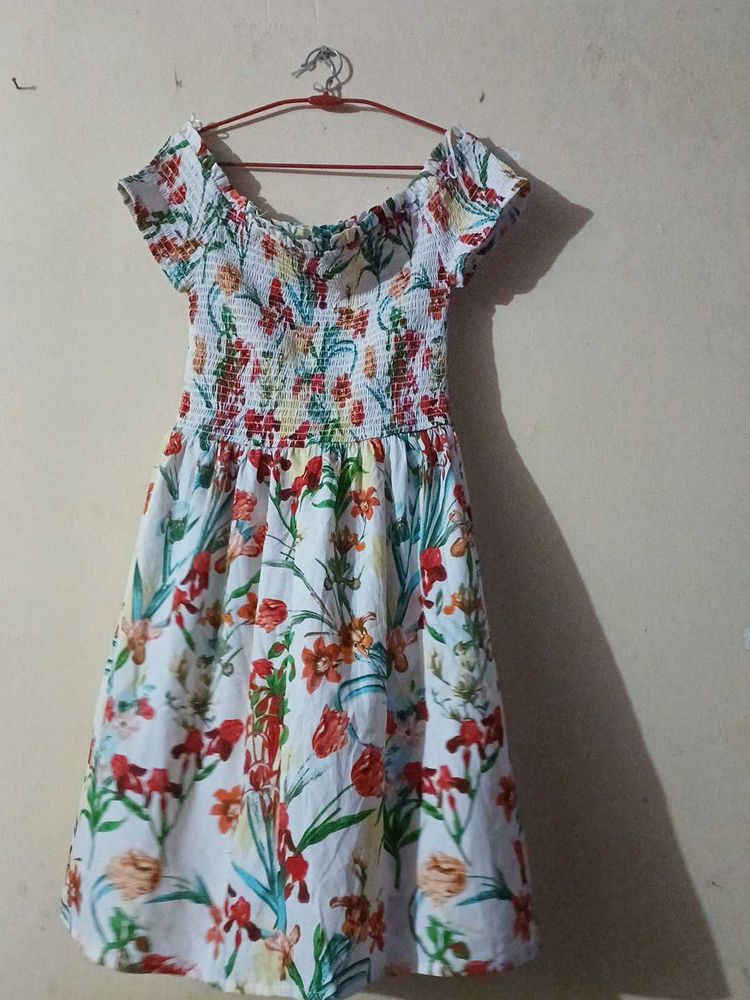 I'm selling a cute middi dress l