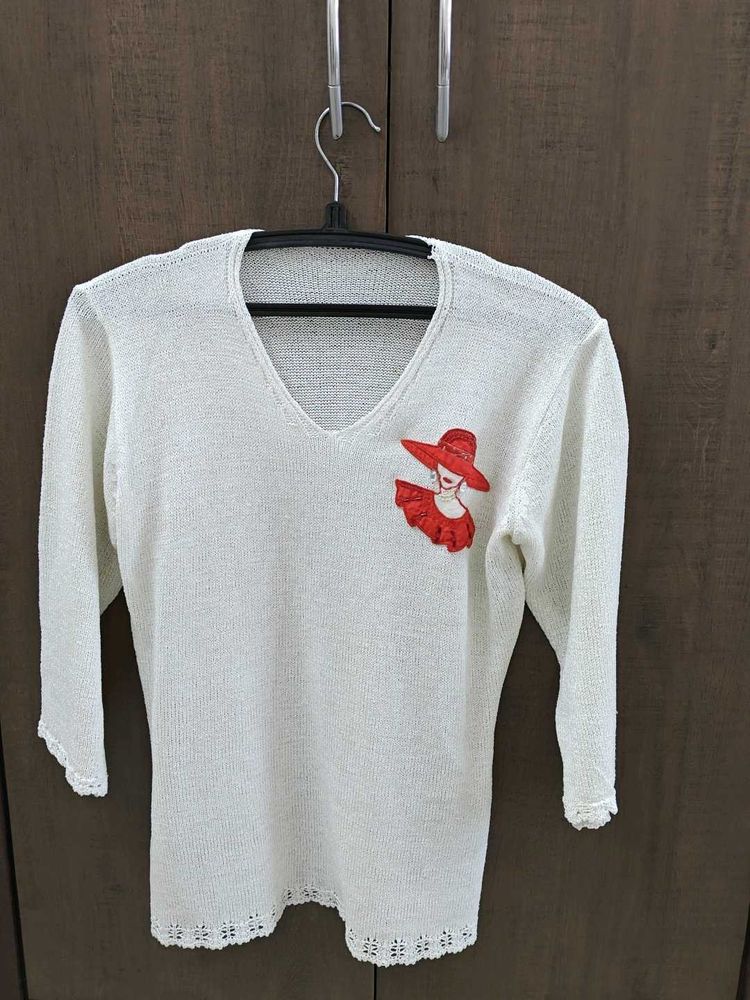 Chic White Knit Top with Lady Detail