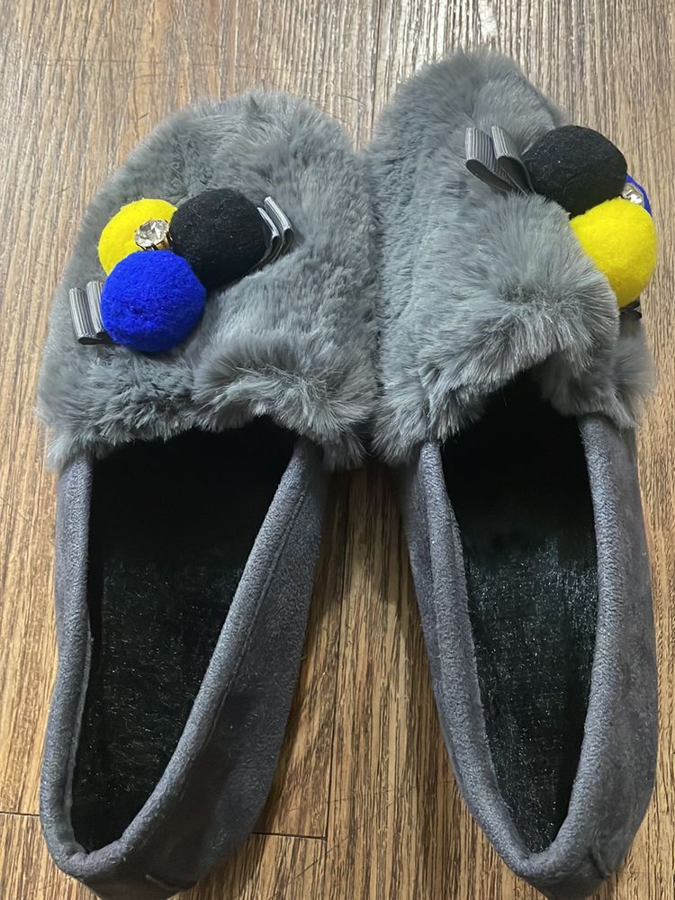 Women Sandel Fur Soft Material International Made In China 240 Size