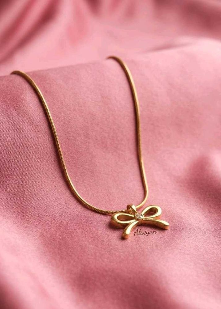 Elegant Gold Bow Necklace
