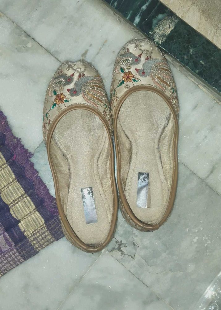 comfortable jutiya with beautiful embroidery