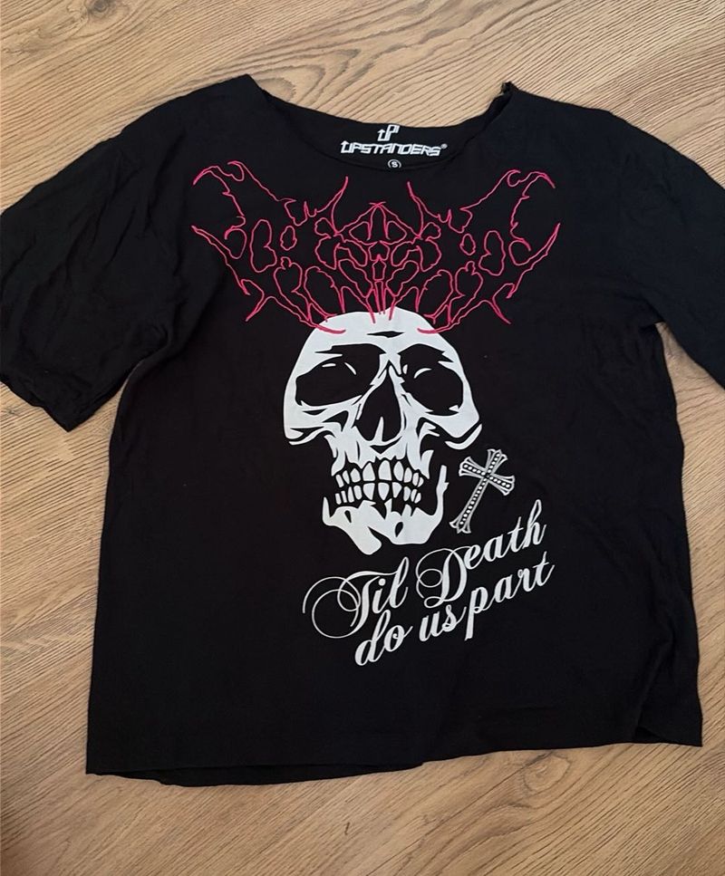 Off the shoulder Gothic Skull T-Shirt