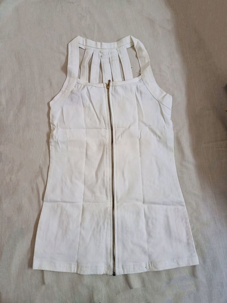 White Top With Zipper Closure
