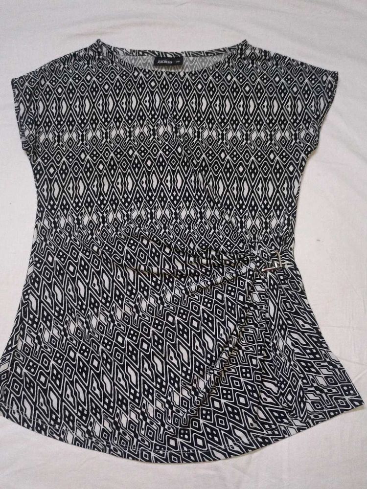 Stylish Black &amp; White Geometric Print Top